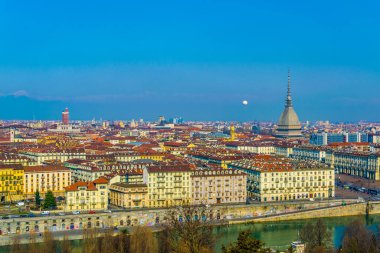Ulusal Sinema Müzesi 'nin köstebek Antonio Elliana kulesi tarafından yönetilen Torino' nun hava manzarası.
