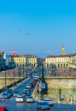 İtalya 'nın Torino kentindeki Grand Madre di Dio Kilisesi' nden alınan Piazza Vittorio Veneto 'nun hava manzarası..