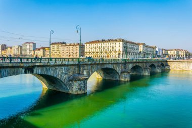 Ponte vittorio emanuele I bridge over river po with city of torino, İtalya.