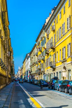 İtalyan Torino 'daki köstebek Antonelliana' ya giden dar bir sokak manzarası.