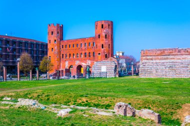 İtalya 'nın Torino şehrindeki Porta Palatina manzarası
