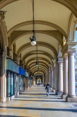 İtalyan şehri Torino 'nun tarihi merkezine uzanan kapalı bir oyun salonu manzarası