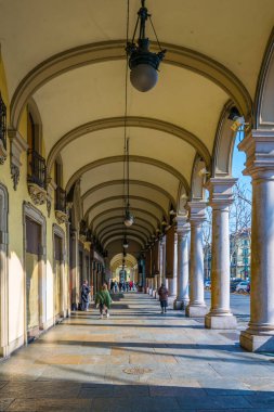 İtalyan şehri Torino 'nun tarihi merkezine uzanan kapalı bir oyun salonu manzarası