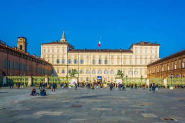 İtalya 'nın Torino şehrinde insanlar sarayın önünden geçiyorlar.