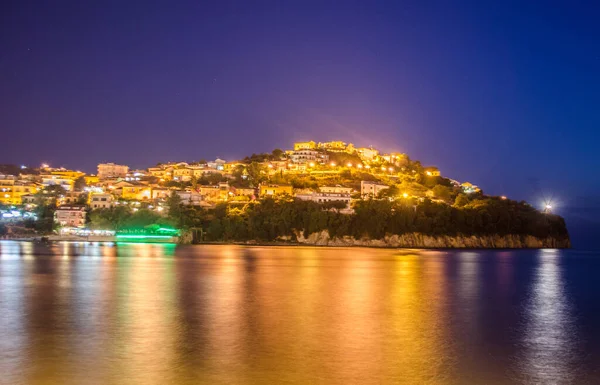 Cilento bölgesindeki agropoli şehri üzerinde gece görüşü, campania.