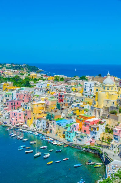 İtalyan Adası procida onun renkli marina, küçük dar sokakları ve hep birlikte turistlerin Napoli - napoli her yıl kalabalığından çekmek birçok plajlar.