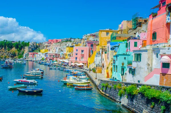 Isola Italiana Procida Famosa Suo Porticciolo Colorato Sue Stradine Strette — Foto Stock