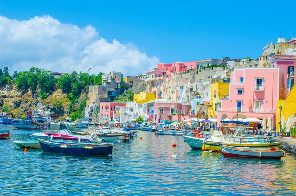 İtalyan Adası procida onun renkli marina, küçük dar sokakları ve hep birlikte turistlerin Napoli - napoli her yıl kalabalığından çekmek birçok plajlar.