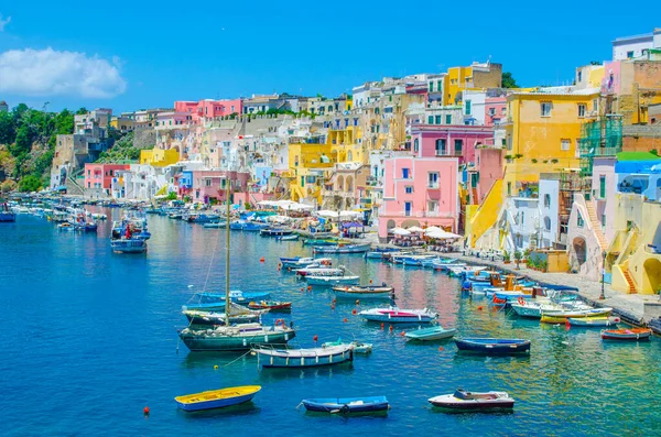 İtalyan Adası procida onun renkli marina, küçük dar sokakları ve hep birlikte turistlerin Napoli - napoli her yıl kalabalığından çekmek birçok plajlar.