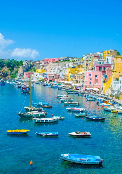 İtalyan Adası procida onun renkli marina, küçük dar sokakları ve hep birlikte turistlerin Napoli - napoli her yıl kalabalığından çekmek birçok plajlar.