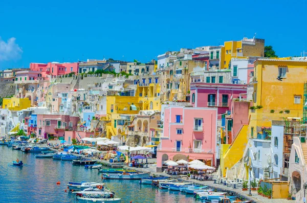 İtalyan Adası procida onun renkli marina, küçük dar sokakları ve hep birlikte turistlerin Napoli - napoli her yıl kalabalığından çekmek birçok plajlar.