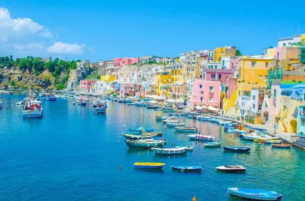 İtalyan Adası procida onun renkli marina, küçük dar sokakları ve hep birlikte turistlerin Napoli - napoli her yıl kalabalığından çekmek birçok plajlar.