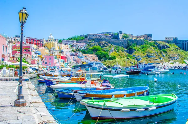 İtalyan Adası procida onun renkli marina, küçük dar sokakları ve hep birlikte turistlerin Napoli - napoli her yıl kalabalığından çekmek birçok plajlar.