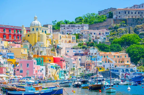 Isola Italiana Procida Famosa Suo Porticciolo Colorato Sue Stradine Strette — Foto Stock