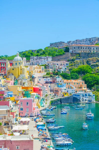 Italiaanse Eiland Procida Beroemd Zijn Kleurrijke Jachthaven Kleine Smalle Straatjes — Stockfoto