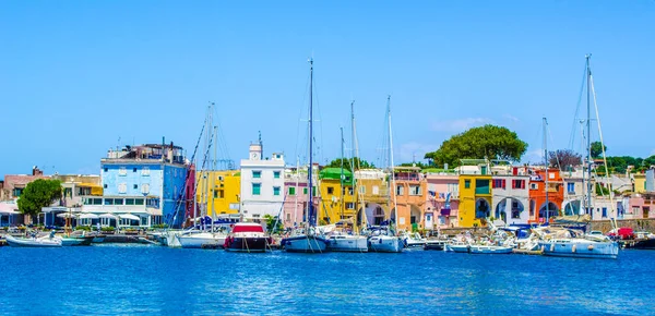 Isola Italiana Procida Famosa Suo Porticciolo Colorato Sue Stradine Strette — Foto Stock