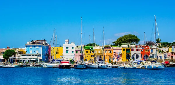 Isola Italiana Procida Famosa Suo Porticciolo Colorato Sue Stradine Strette — Foto Stock