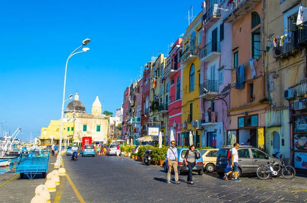 İtalyan Adası procida onun renkli marina, küçük dar sokakları ve hep birlikte turistlerin Napoli - napoli her yıl kalabalığından çekmek birçok plajlar.