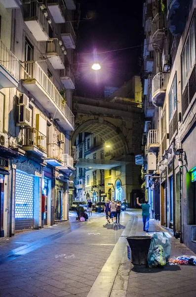 İtalya 'nın Napoli şehrinin tarihi merkezine giden aydınlık caddenin gece görüşü - Napoli.