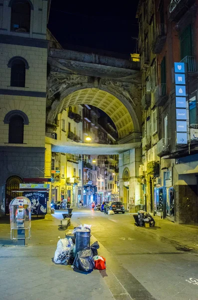 İtalya 'nın Napoli şehrinin tarihi merkezine giden aydınlık caddenin gece görüşü - Napoli.