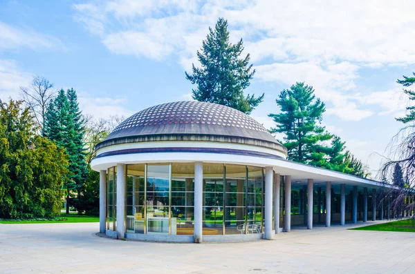 Czech City Podebrady 'deki ünlü kolonada sokağı tren istasyonunu şehir merkezine bağlar ve bir tarafındaki güzel park ve diğer taraftaki tarihi spa binaları ile dekore edilir..