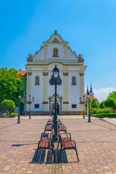 Macar şehrindeki Marcius 15 meydanı feherek kilisesinin egemenliğinde.