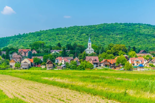 Mała Węgierska Wioska Położona Pomiędzy Polami Wzgórzami — Zdjęcie stockowe