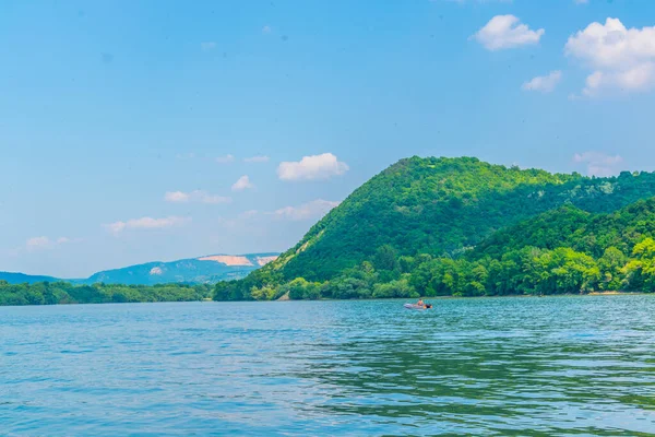 Macaristan 'daki Borzsony tepelerinin manzarası Tuna Nehri' ni yansıtıyor