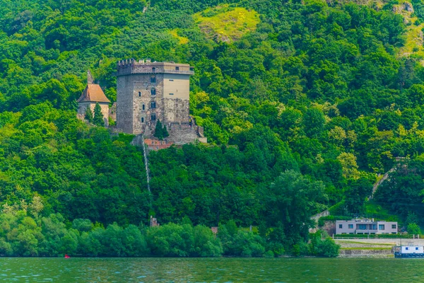 Macaristan 'daki Visegrad kalesinin altındaki Süleyman kulesinin manzarası