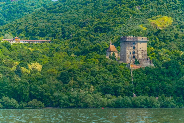 Macaristan 'daki Visegrad kalesinin altındaki Süleyman kulesinin manzarası