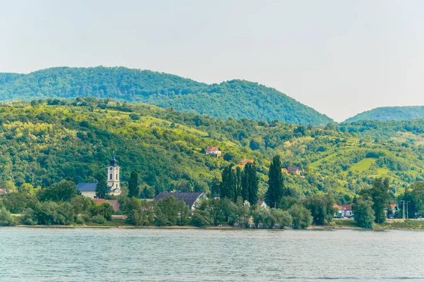 Macaristan 'da Danube nehrinin yanındaki Višegrad kasabasının manzarası