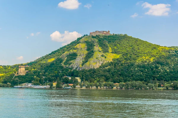 Macaristan 'daki Tuna Nehri' ne bakan Višegrad Kalesi manzarası