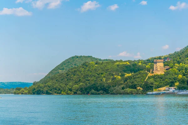 Macaristan 'daki Visegrad kalesinin altındaki Süleyman kulesinin manzarası