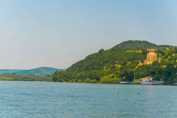 Macaristan 'daki Visegrad Kalesi' nin altındaki Süleyman Kulesi 'nin manzarası