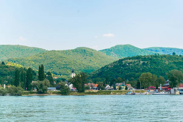 Macaristan 'da Danube nehrinin yanındaki Višegrad kasabasının manzarası