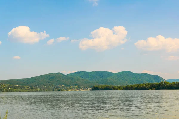 Macaristan 'da Visegrad ile Esztergom arasındaki virajdaki Tuna Nehri manzarası