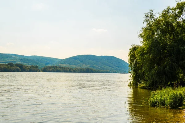 Macaristan 'da Visegrad ile Esztergom arasındaki virajdaki Tuna Nehri manzarası