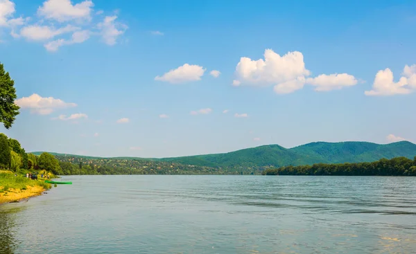 Macaristan 'da Visegrad ile Esztergom arasındaki virajdaki Tuna Nehri manzarası