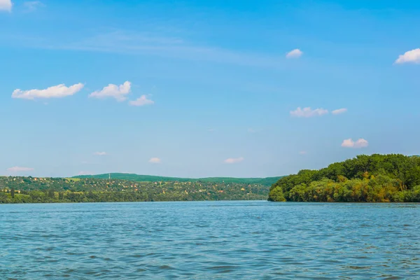 Macaristan 'da Visegrad ile Esztergom arasındaki virajdaki Tuna Nehri manzarası