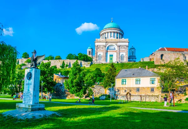 从匈牙利的一个公园俯瞰著名的Esztergom大教堂 — 图库照片
