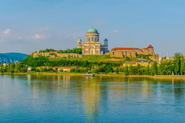 Vista Famosa Basílica Esztergom Que Reflexiona Sobre Río Danubio Hungría — Foto de Stock