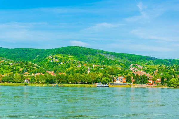 Visegrad kalesinin karşı kıyısındaki Nagymaros kasabasının manzarası ve Macaristan 'daki Danube nehrinin yanı.