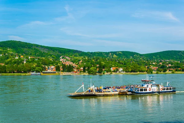 Macaristan 'da Danube üzerinden Nagymaros' tan Višegrad 'a yolcu taşıyan bir feribot görülüyor.
