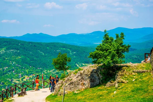 Gente Osserva Curva Del Danubio Una Terrazza Del Castello Visegrad — Foto Stock