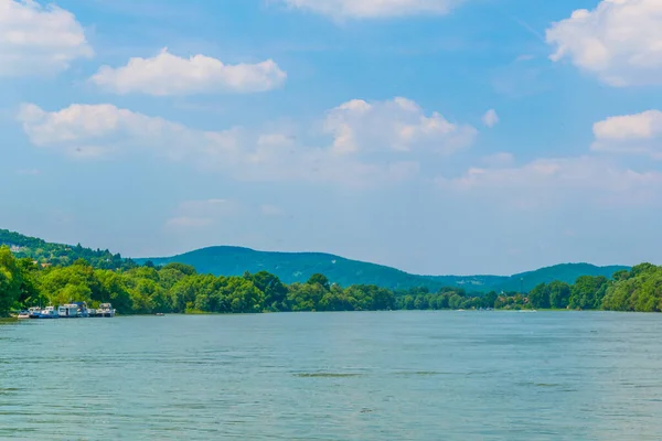 Macaristan 'da Visegrad ile Szentendre arasındaki virajdaki Tuna Nehri manzarası