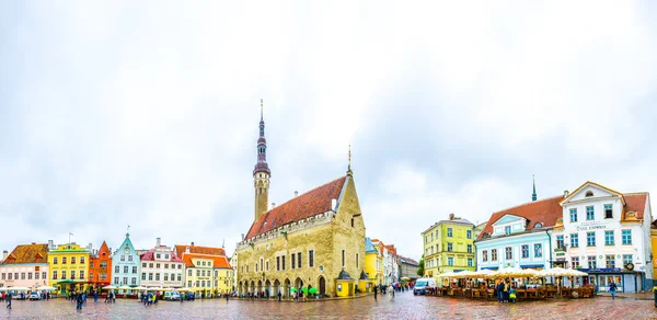 TALLIN, ESTONIA, 16 AĞUSTOS 2016: Eski Estonya 'nın Tallin kentindeki belediye binasında insanlar yürüyor