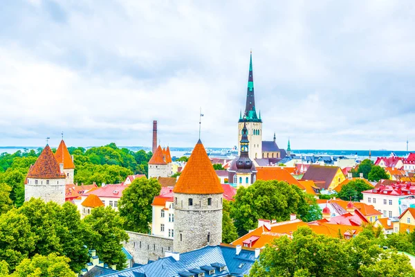 Aziz Olaf Kilisesi 'nin hakim olduğu eski Tallin şehrinin havadan görünüşü, Estonya