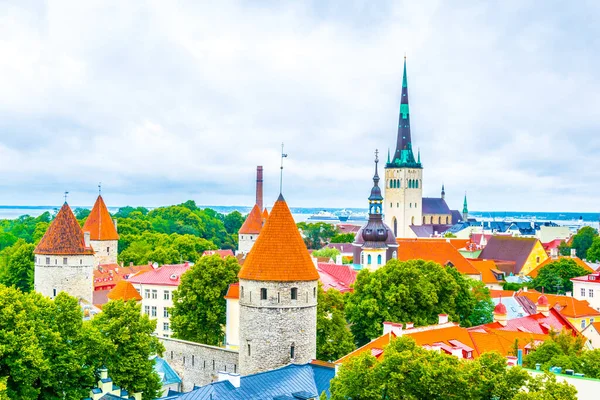 Aziz Olaf Kilisesi 'nin hakim olduğu eski Tallin şehrinin havadan görünüşü, Estonya