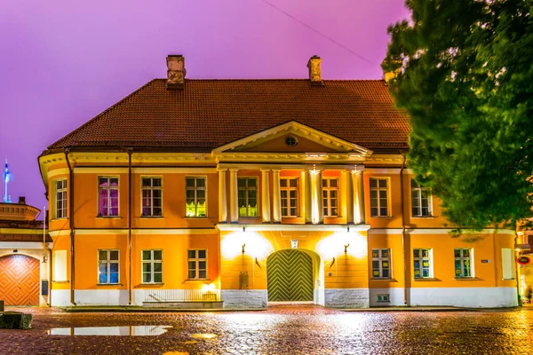 Estonya 'nın Tallin şehrinin Toompea bölgesinde gece boyunca renkli yüzlü evler