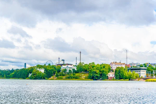 Helsinki, Finlandiya 'da eğlence parkı bulunan Toolonlahti Körfezi manzarası